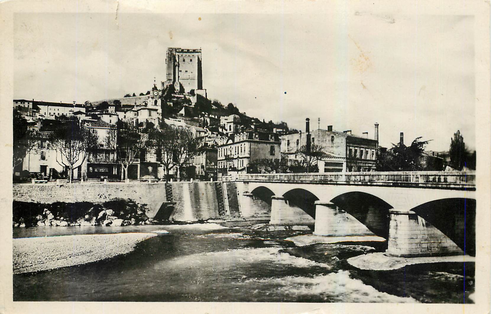 CPA Crest Drome Vue centrale Le Quai et le Pont 