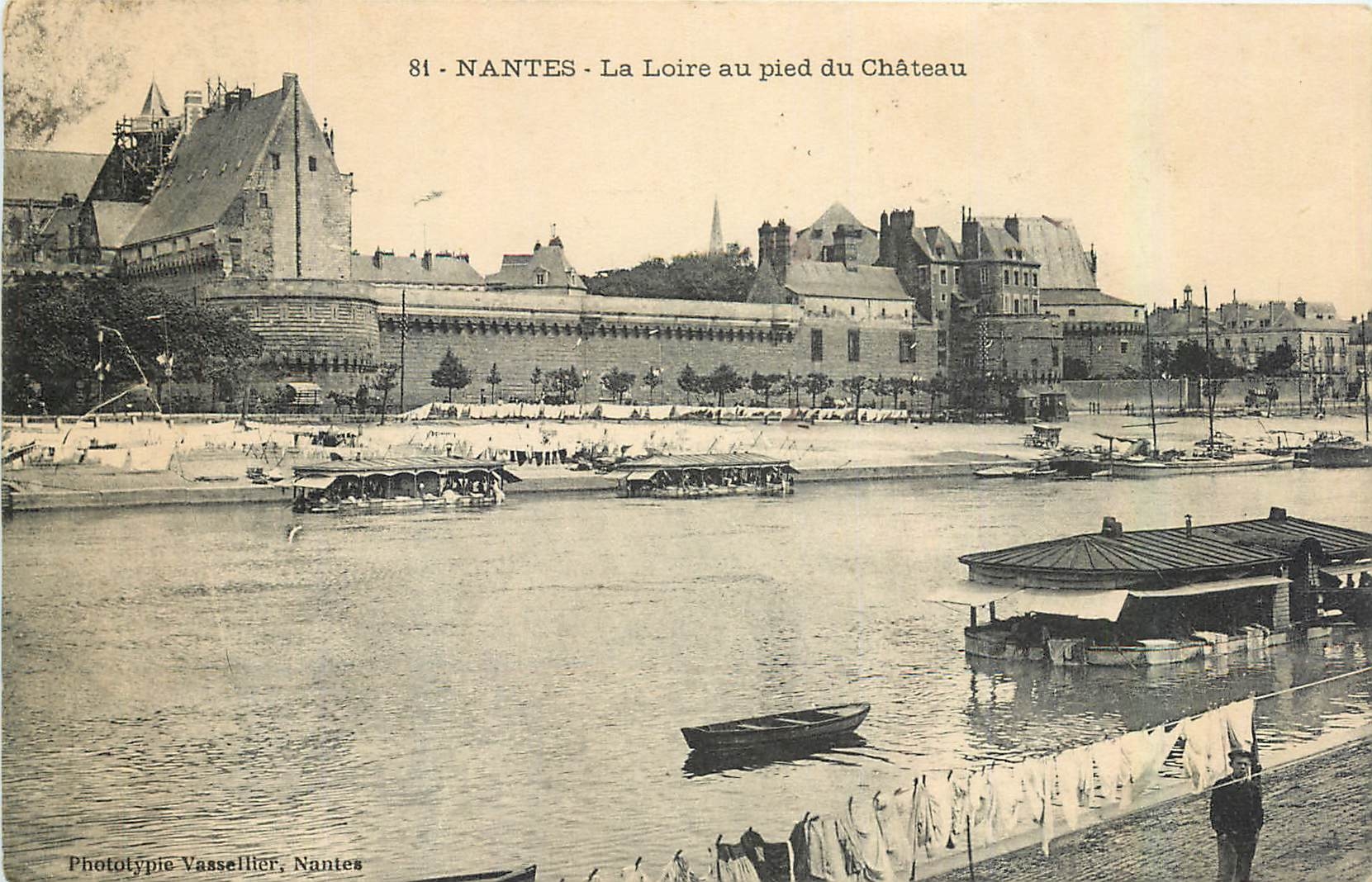 CPA Nantes La Loire au pied du Chateau 