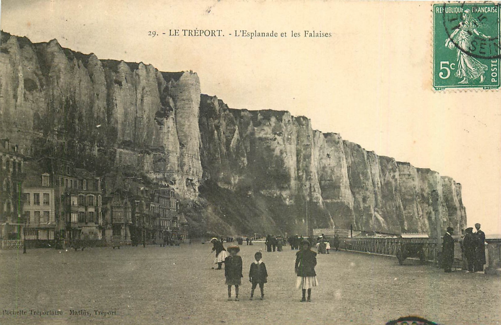 CPA Le Treport l'Esplanade et les Falaises 
