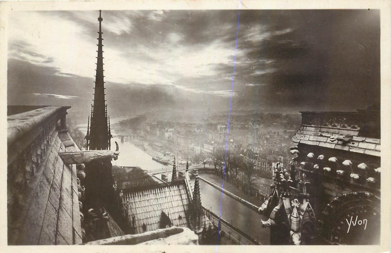 CPA Paris Lever de doleil pris des tours de Notre Dame 