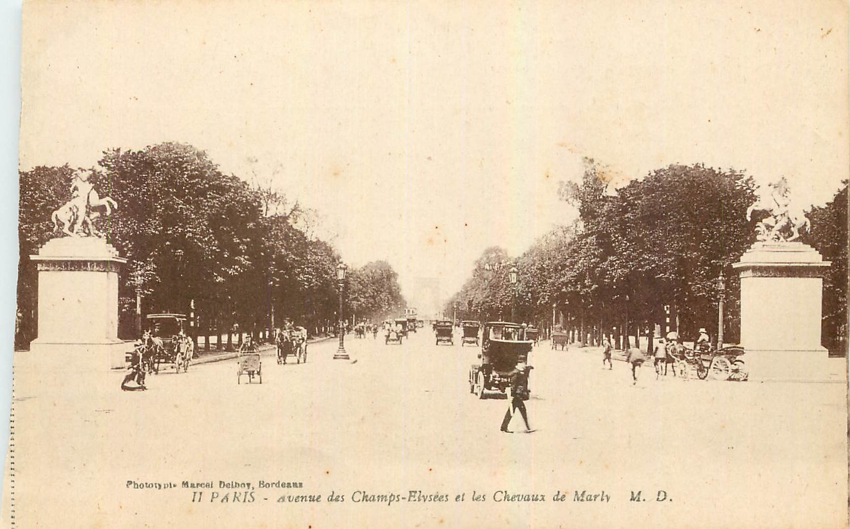 CPA Paris Avenue des Champs Elvsees et les Chaveaux 