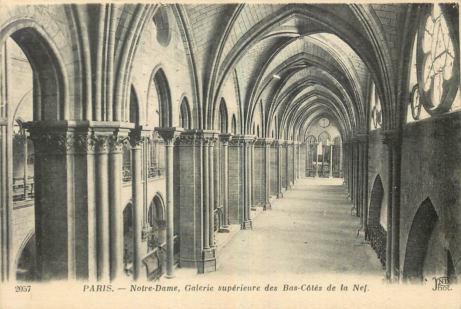 CPA Paris Notre Dame Galerie superieure des Bas Cotes de la Nef 