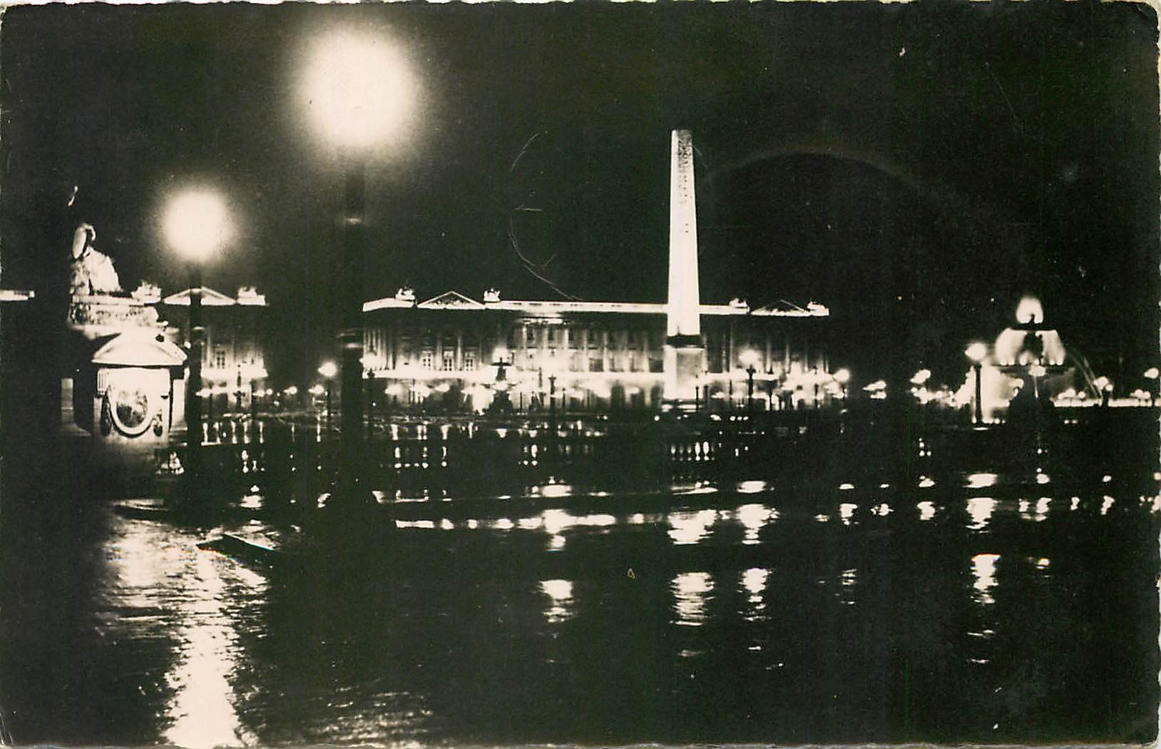 CPM Paris la Nuit La Place de la Concorde 