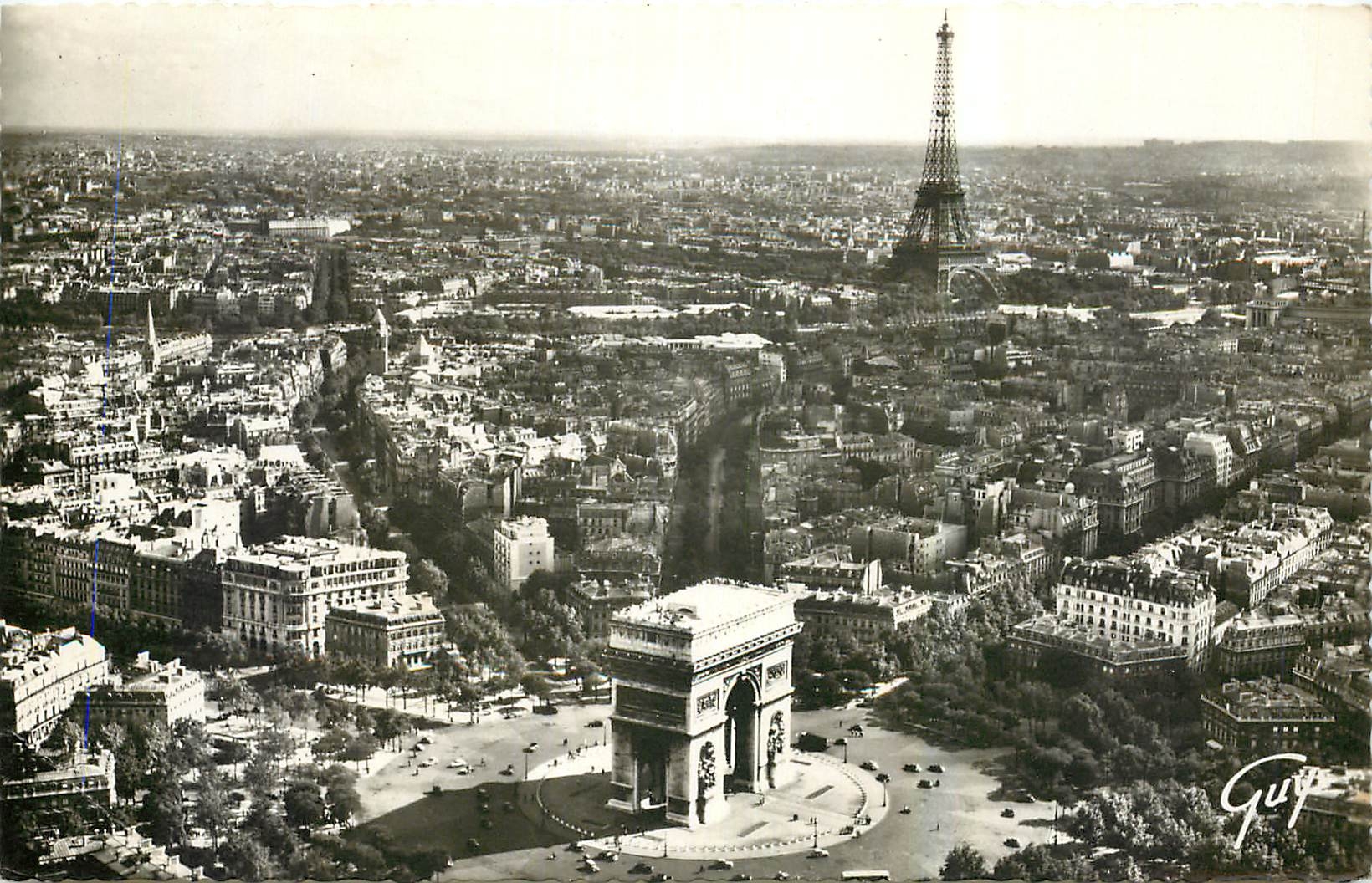CPA En Avion sur Paris La place et l'arc de triomphe de l'Etoile En Deuxieme plan la tour Eiffel 