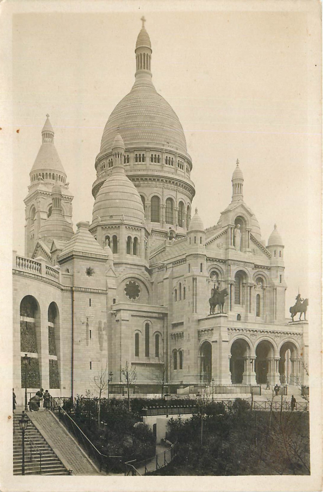 CPA Paris La Basilique du Sacre Coeur 