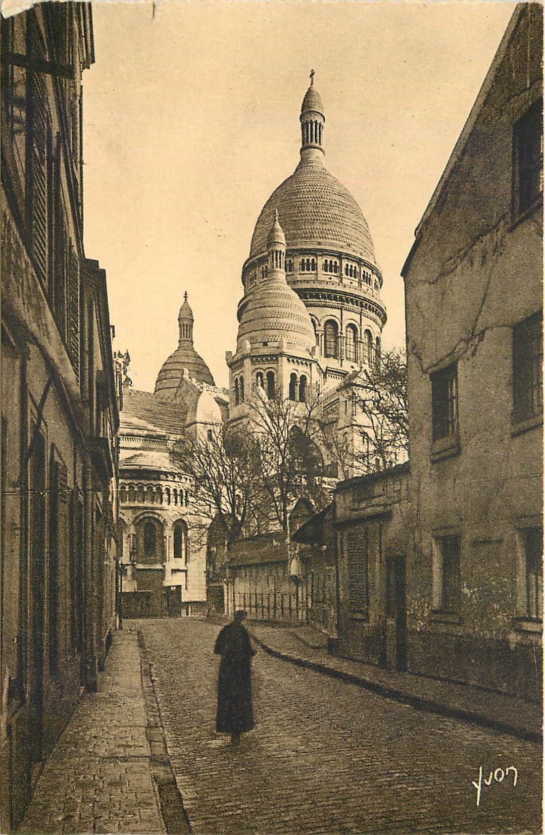 CPA Paris Basilique du Sacre Coeur de Montmartre vue de la Rue du Calvalier de la Barre 