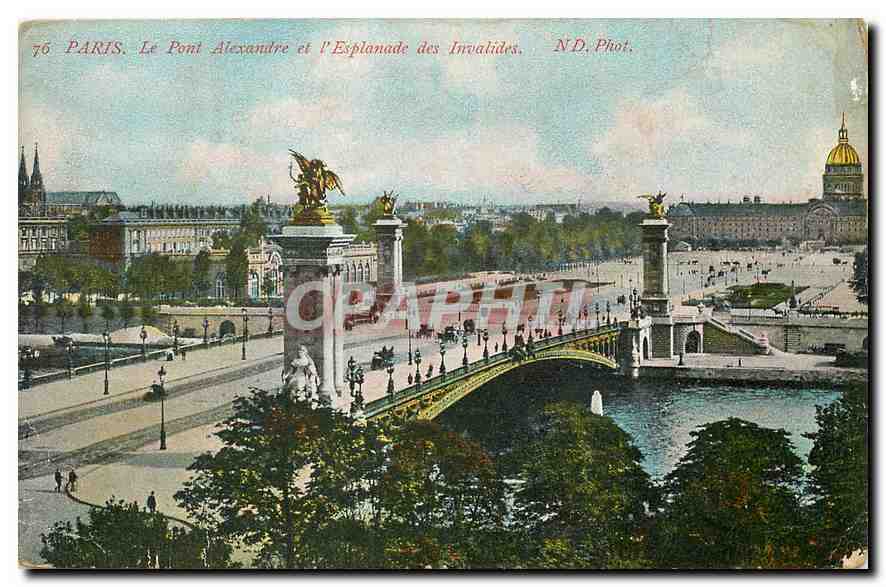 CPA Paris Le Pont Alexandre et l'Esplanade des Invalides 