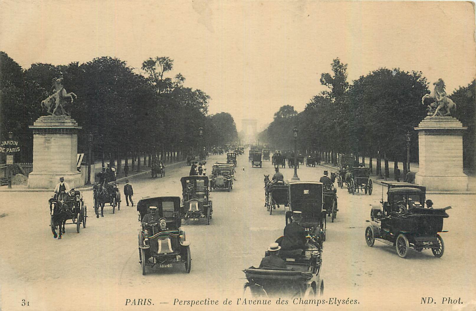 CPA Paris Perspective de l'Avenue des Champs Elysees Automobile