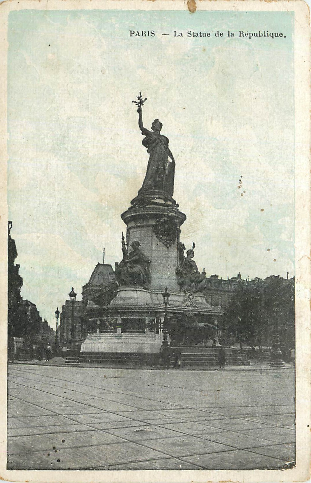 CPA Paris La Statue de la Republique 