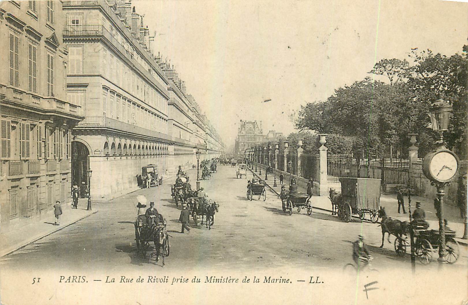 CPA Paris La Rue de Rivoli prise du Ministere de la Marine 