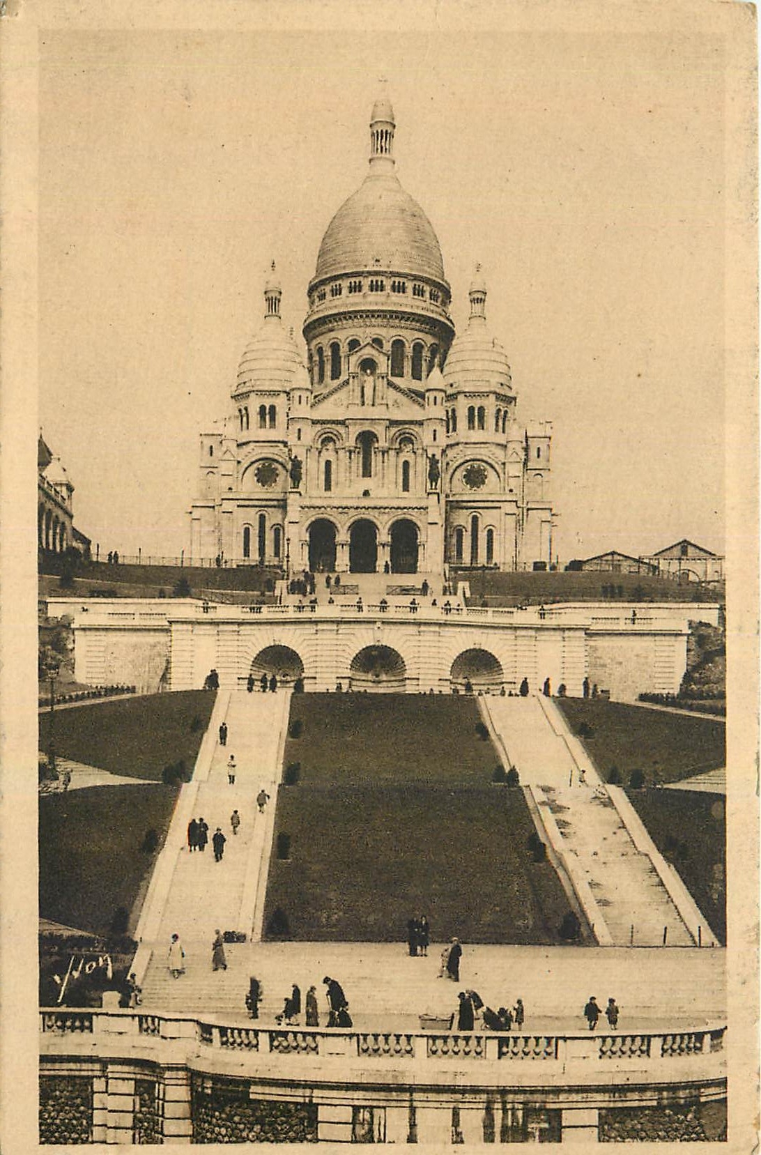 CPA Paris en flanant Le Sacre Coeur de Montmartre et l'Escalier Monumental 