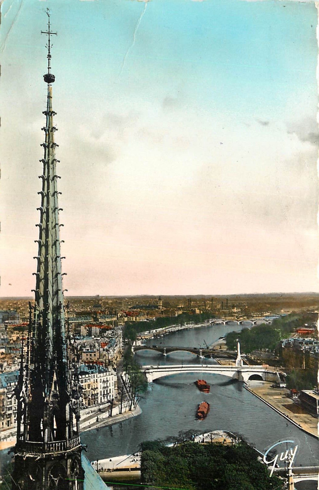 CPA Paris et ses Merveilles La fleche de Notre Dame et panorama de la Seine en amont 