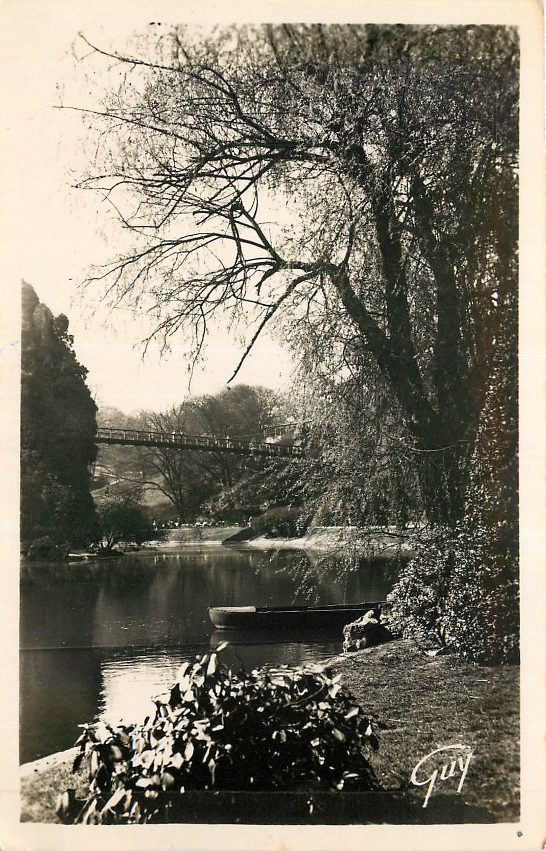 CPA Paris et ses Merveilleus Les Buttes Chaumont Un coin du parc 