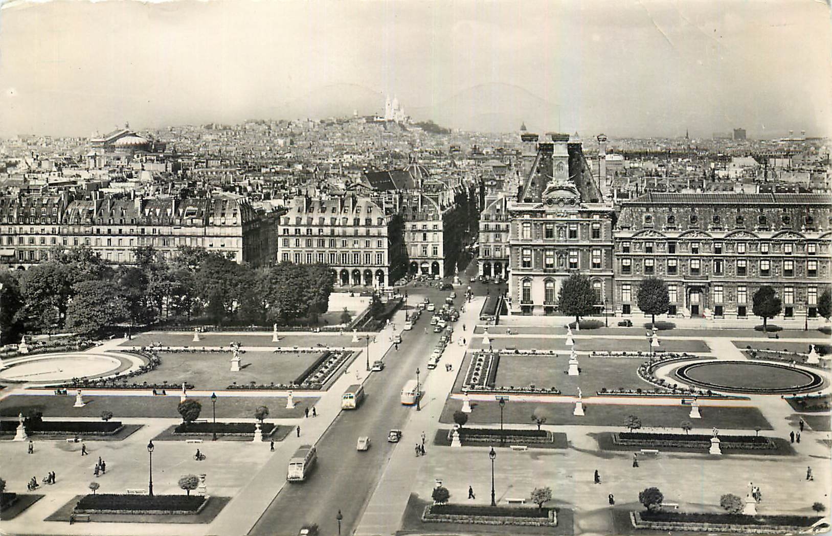 CPA Paris le Jardin des Tuileries au fond la Butte Montmartre 