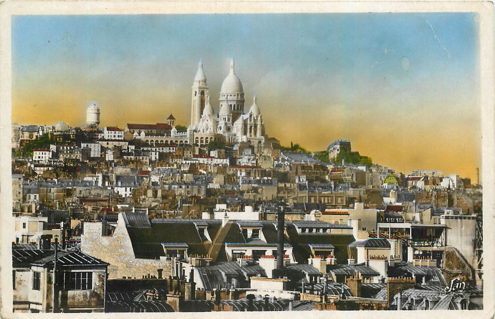CPA Paris Vue sur la Butte Montmartre La Basilique du Sacre Coeur et l'Eglise St Pierre de Montmartr