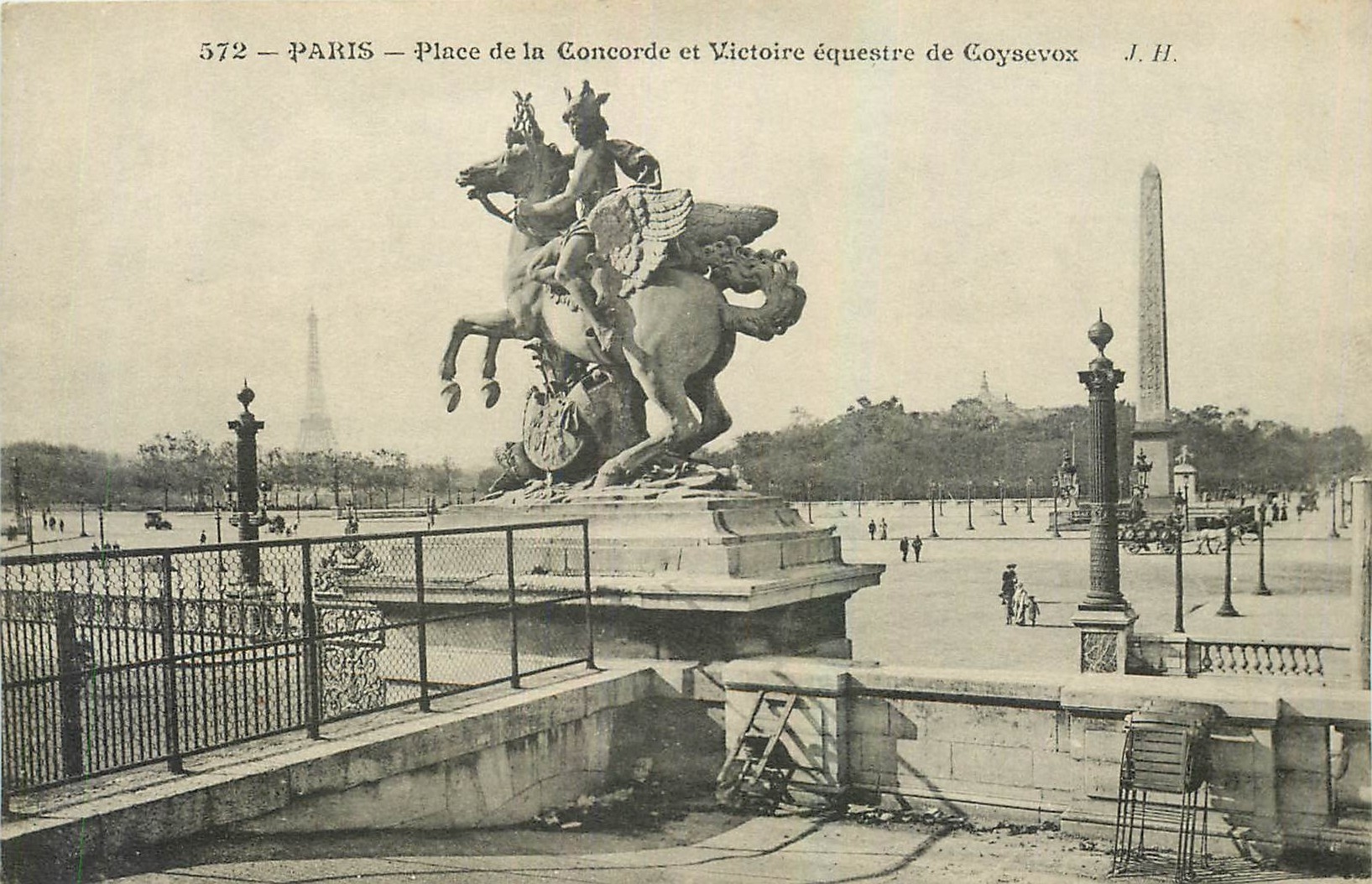 CPA Paris Place de la Concorde et Victoire equestre de Coysevox Tour Eiffel
