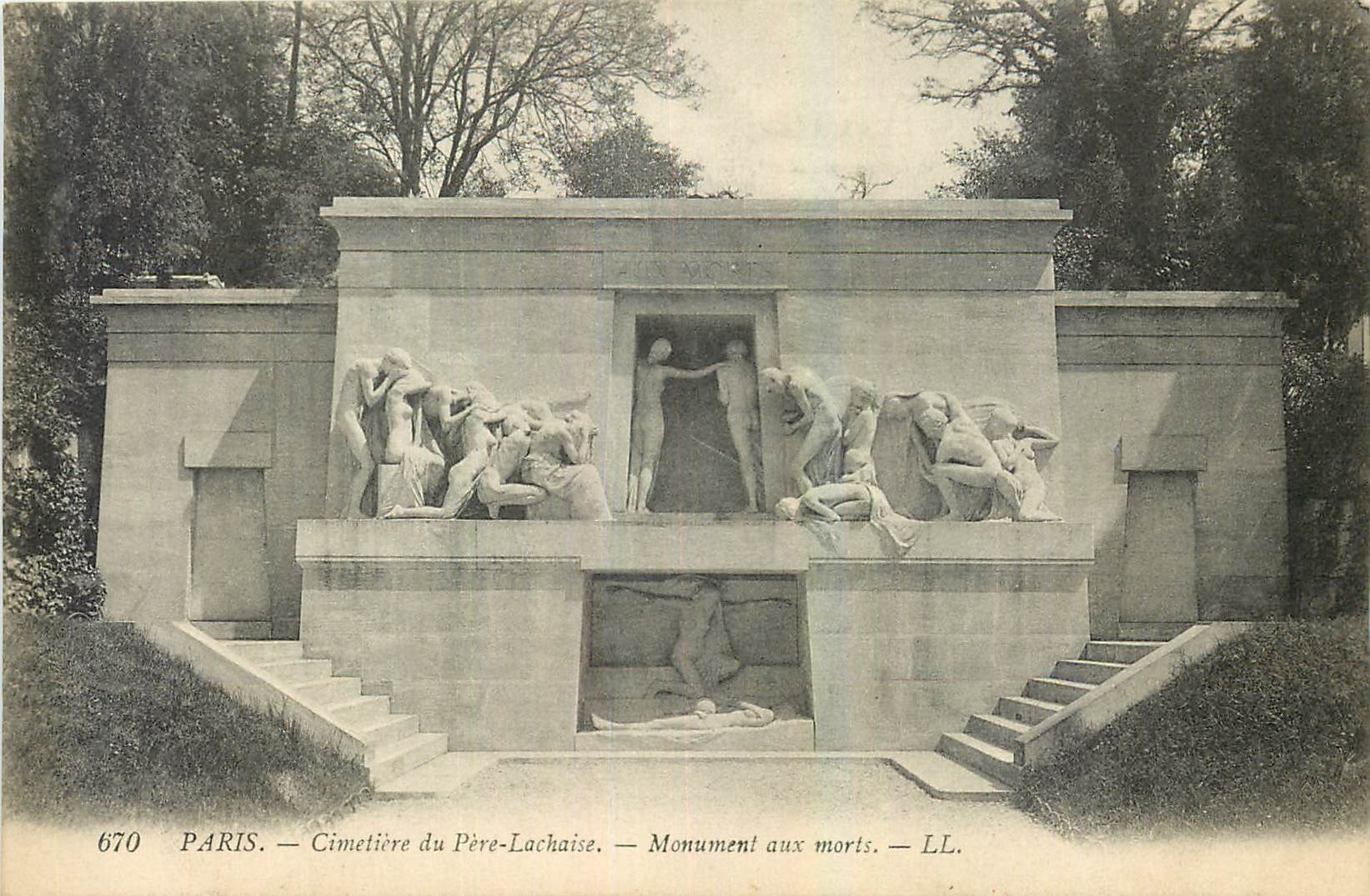 CPA Paris Cimetiere du Pere Lachaise Monument aux Morts 