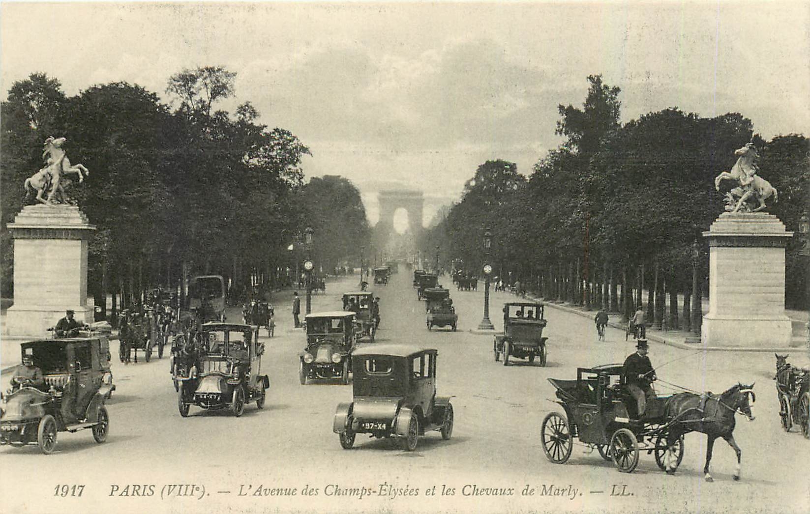 CPA Paris L'Avenue des Champs Elysees et les Chabeaux de Marly Automobile