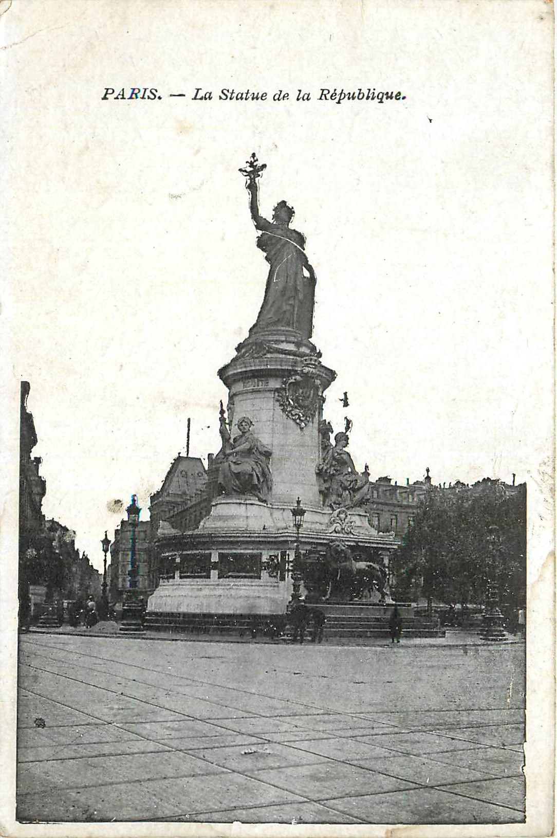 CPA Paris La Statue de la Republique 