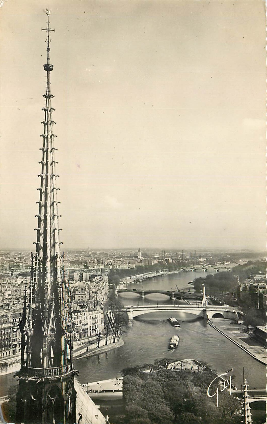CPA Paris et ses Merveilles La fleche de Notre Dame et panorama de la Seine en amont 
