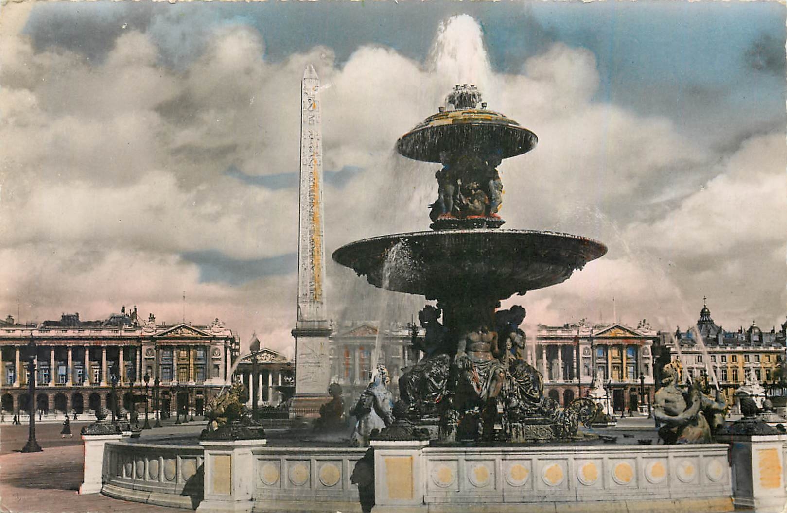 CPA Paris Place de la Concorde l'Une des fontaines et l'Obelisque 