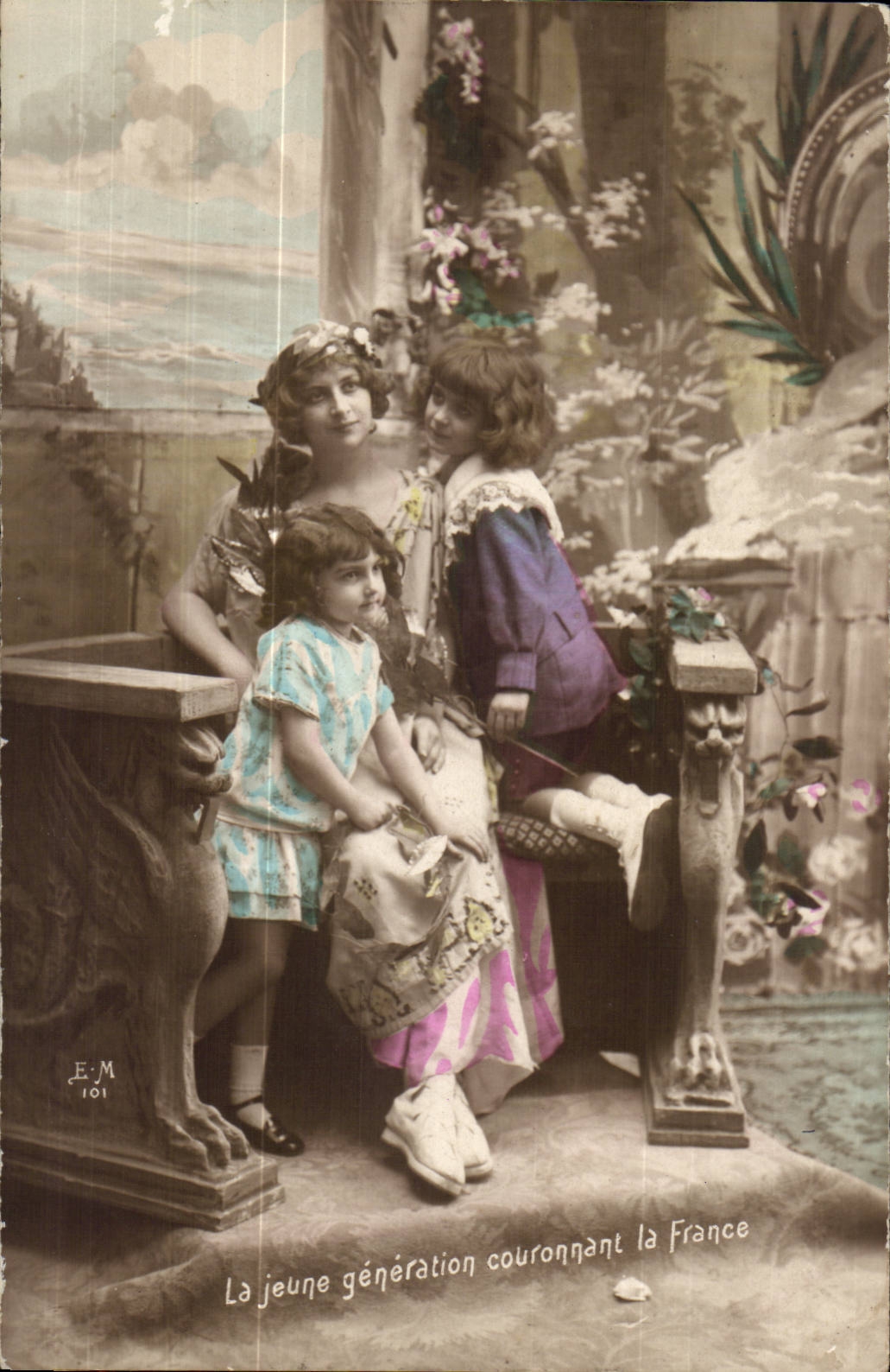 CPA La jeune generation couronnant la France Enfants