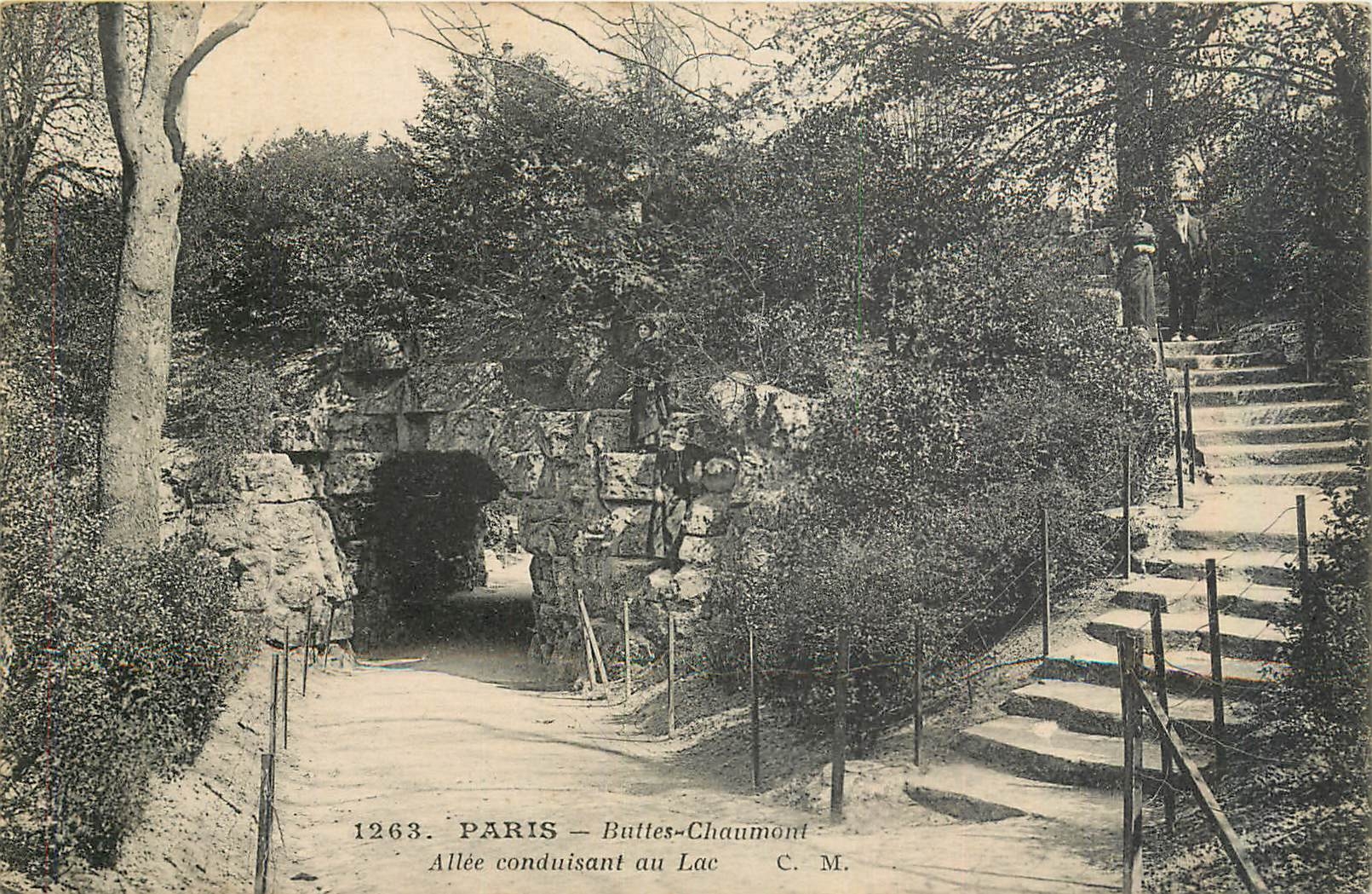 CPA Paris Buttes Chaumont Allee conduisant au Lac 