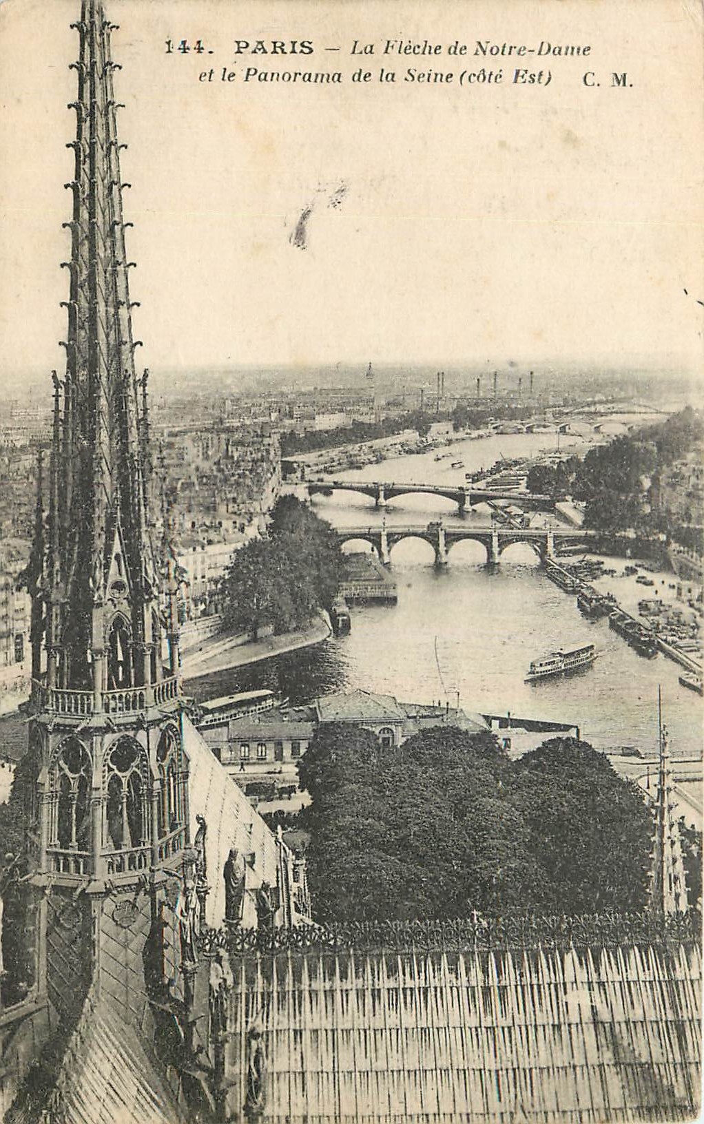 CPA Paris La Fleche de Notre Dame et le Panorama de la Seine cote Est 