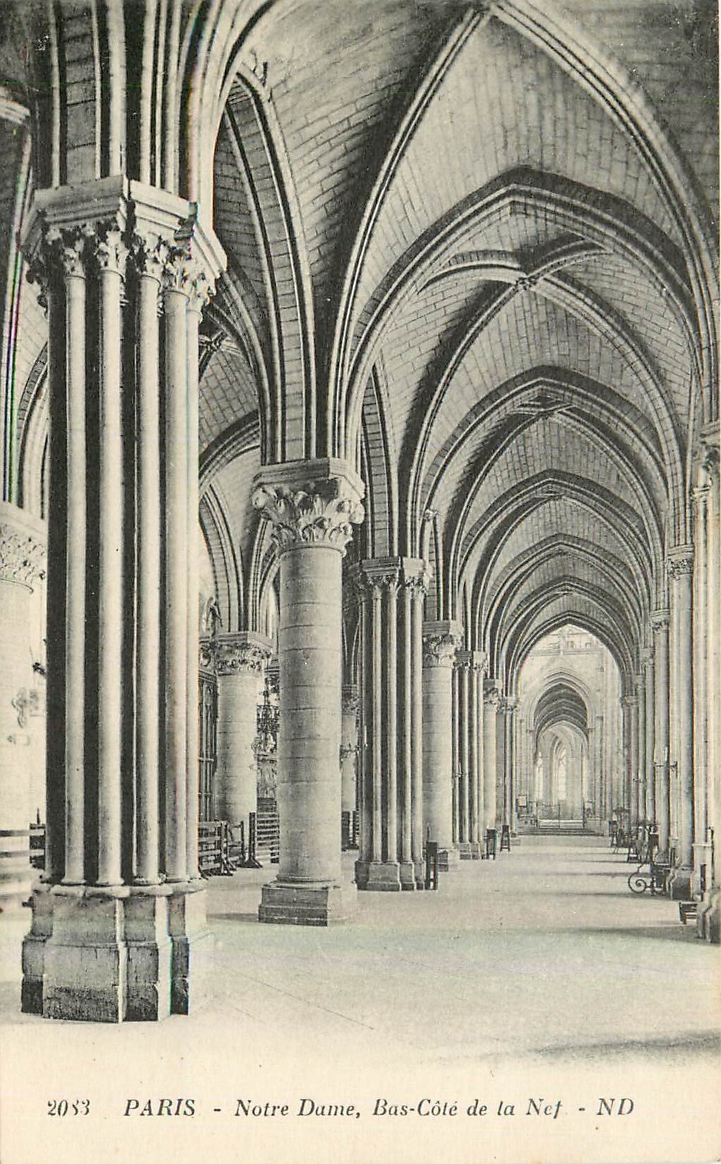 CPA Paris Notre Dame Bas cote de la Nef 