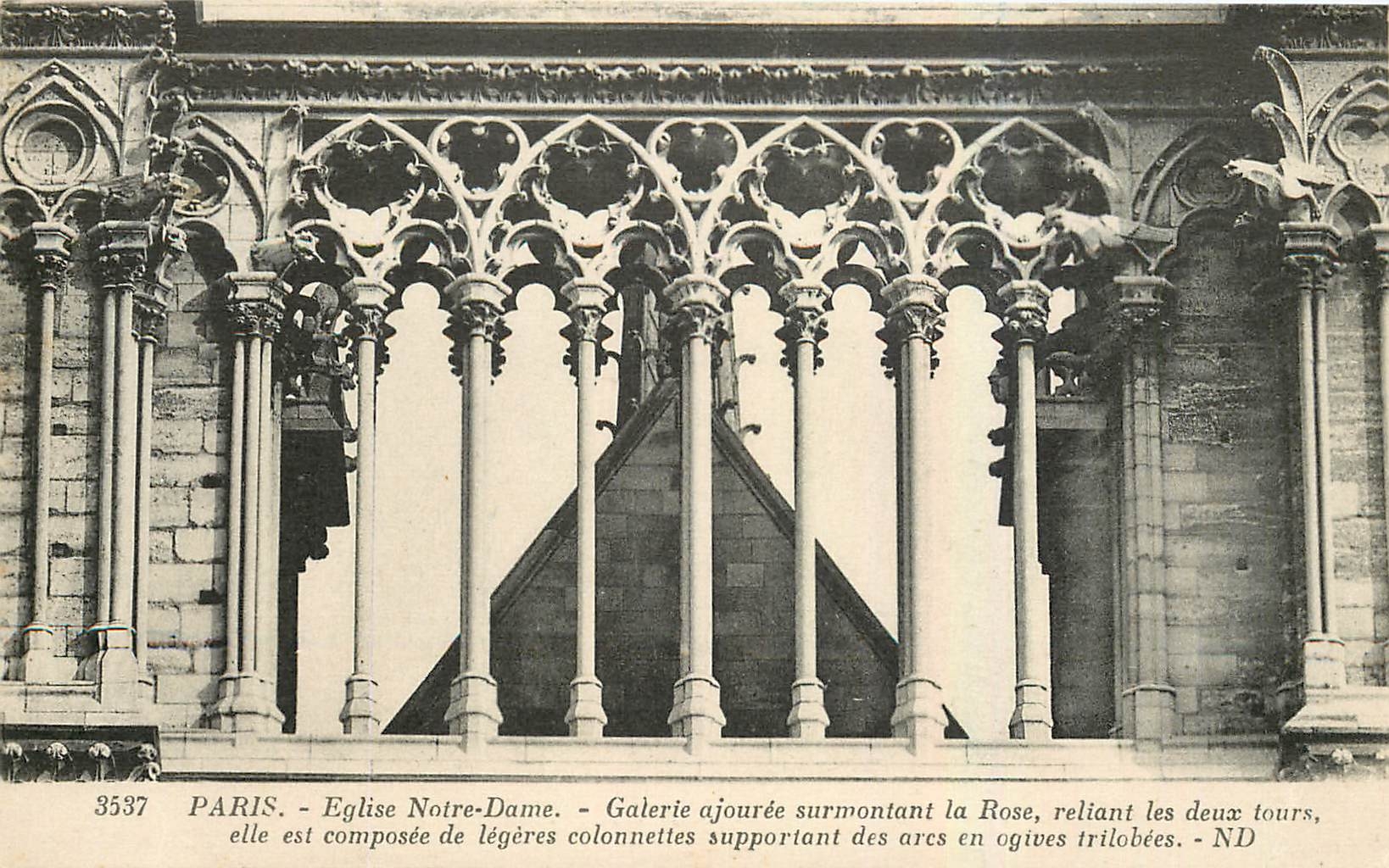 CPA Paris Eglise Notre Dame Galerie ajouree surmontant la Rose reliant les deux tours 