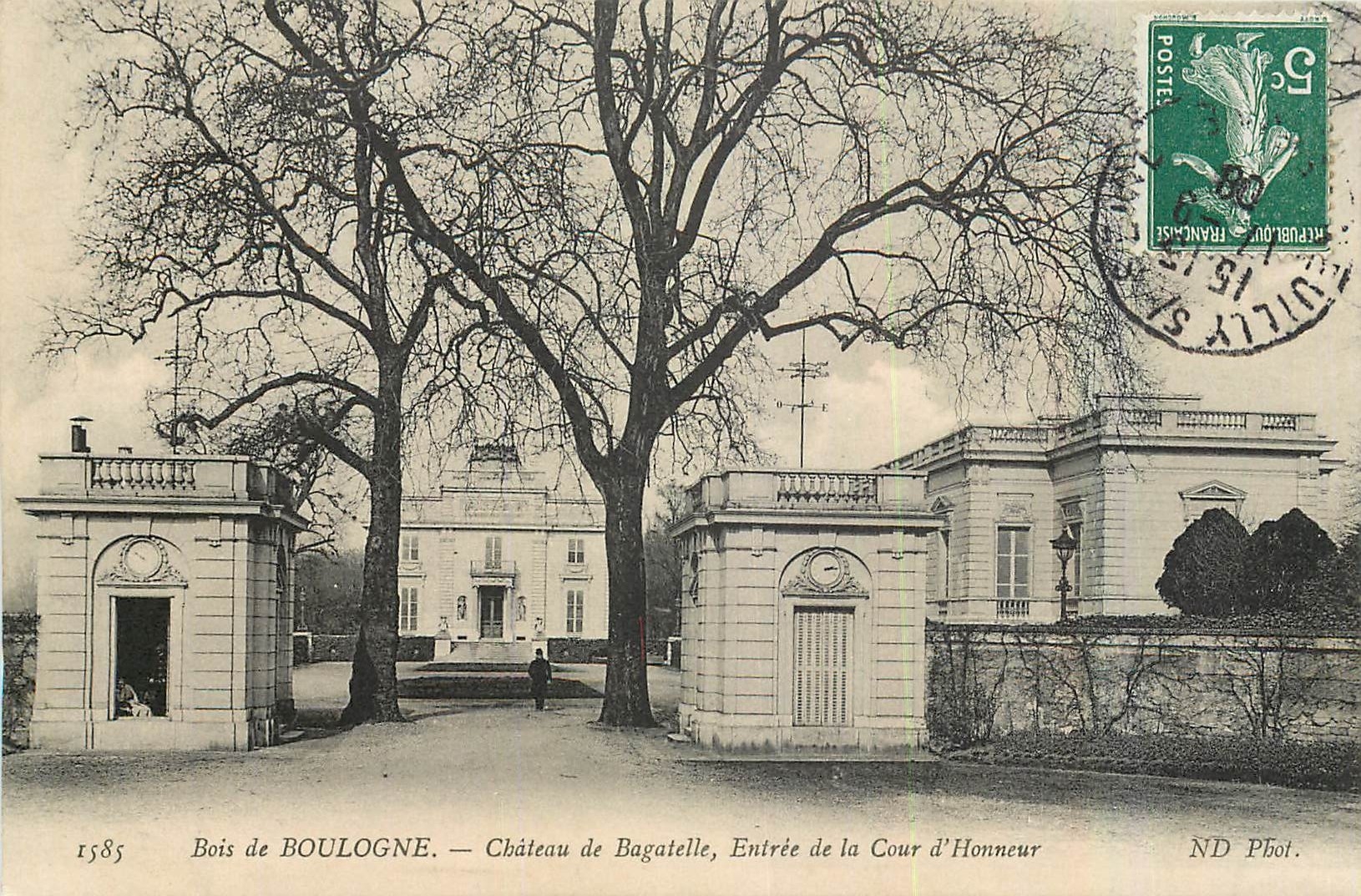 CPA Bois de Boulogne Chateau de Bagatelle Entree de la Cour d'Honneur 