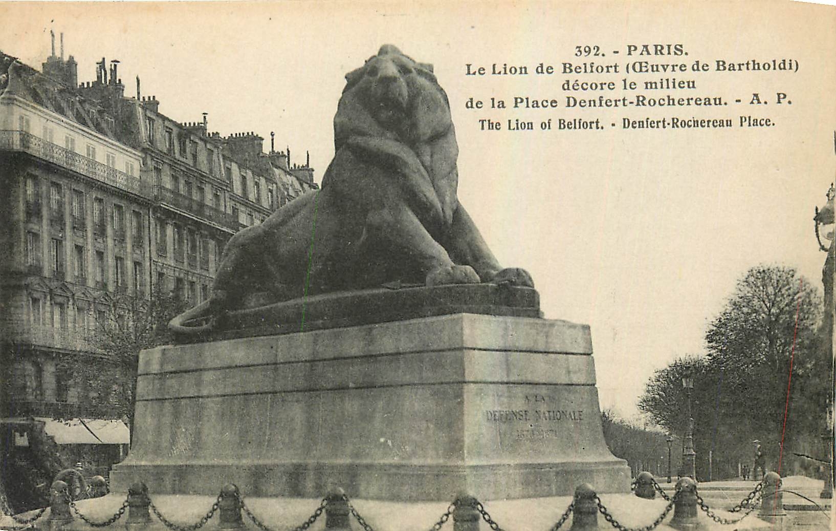 CPA Paris Le Lion de Belfort Oeuvre de Bartholdi decore le milieu de la Place Denfert Rochereau 