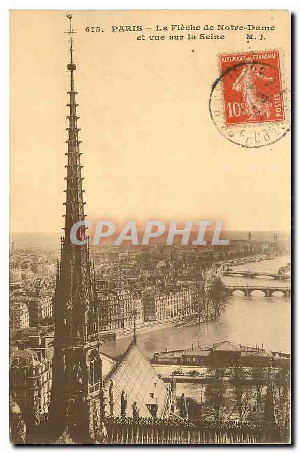 CPA Paris La Fleche de Notre dame et vue sur la Seine 