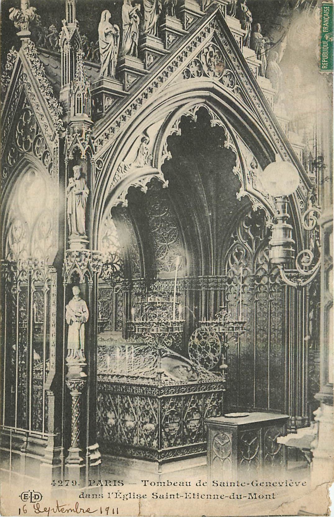 CPA Paris Tombeau de Sainte Genevieve dans l'Eglise Saint Etienne du Mont 