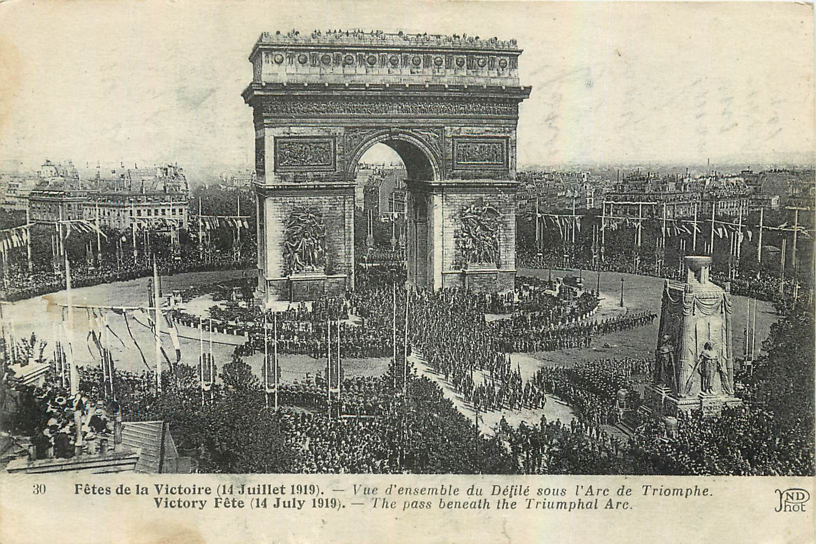CPA Fetes de la Victoire Vue d'ensemble di Defile sous l'Arc de Triomphe 