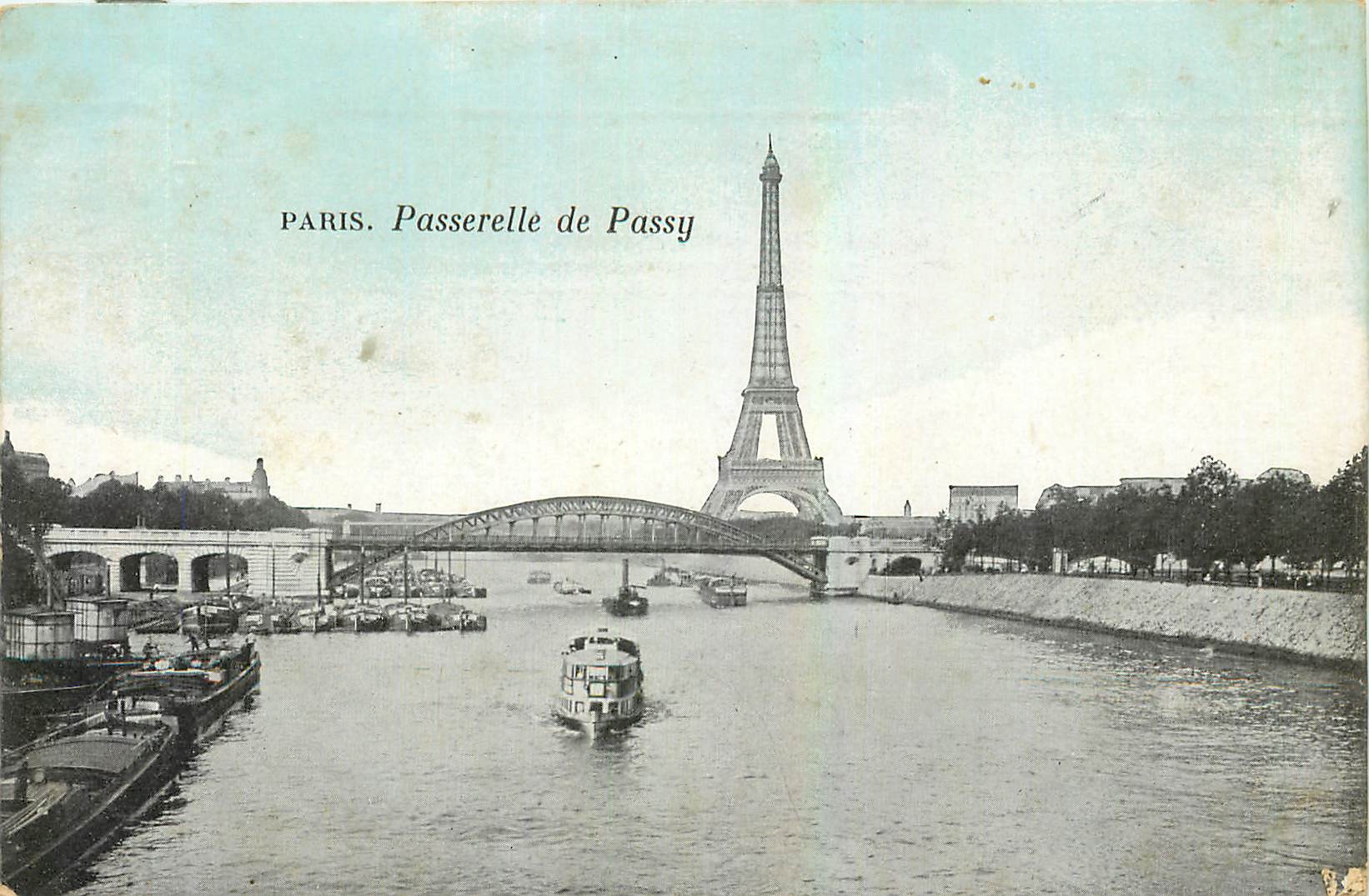 CPA Paris Passerelle de Passy Tour Eiffel