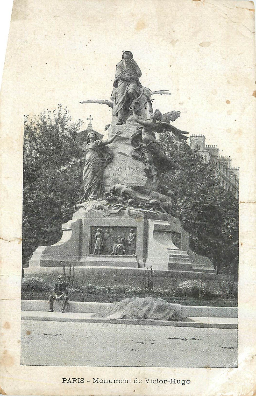 CPA Paris Monument de Victor Hugo 