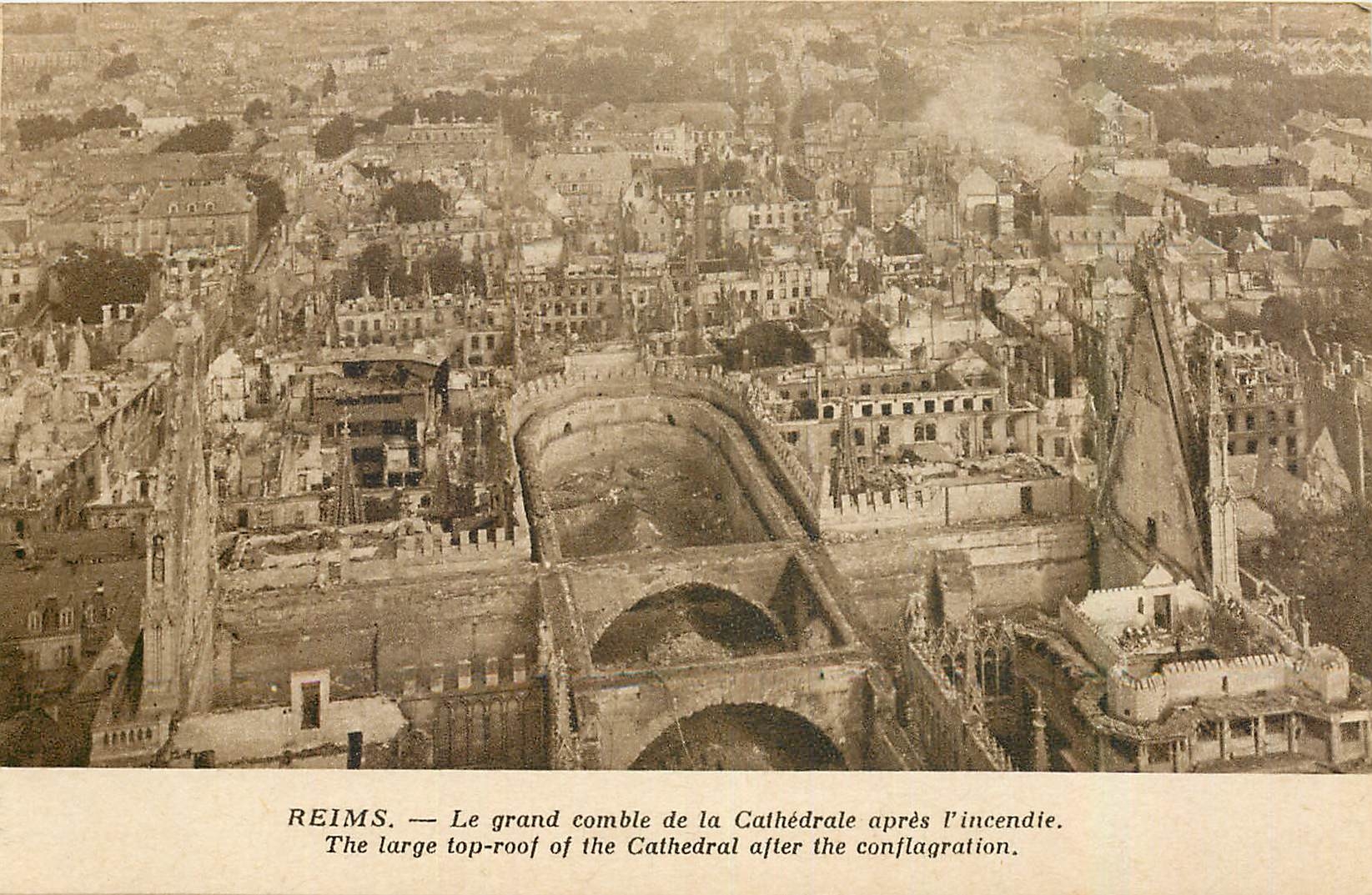 CPA Reims Le grand combe de la Cathedrale apres l'incendie 