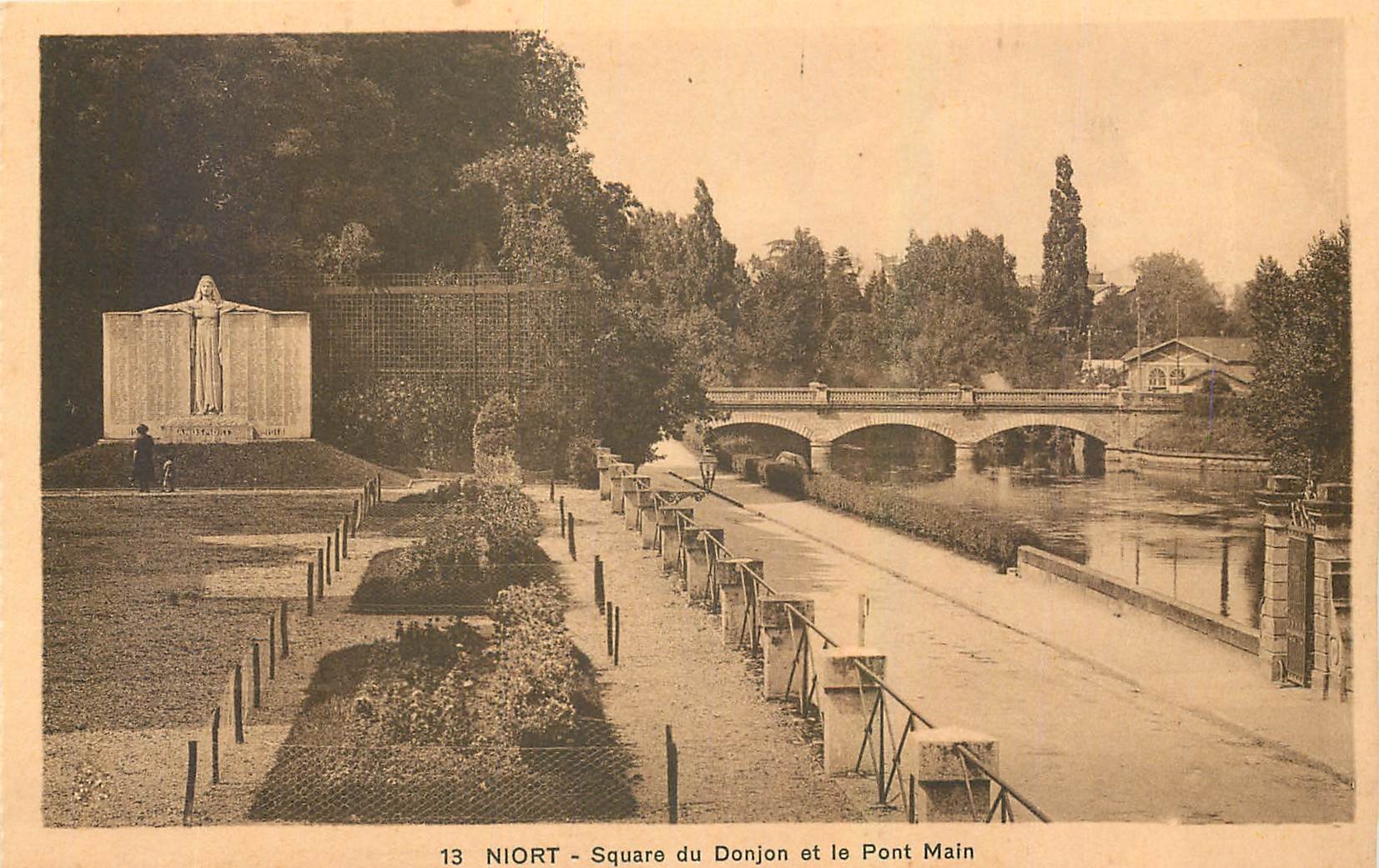 CPA Niort Square du Donjon et le Pont Main 