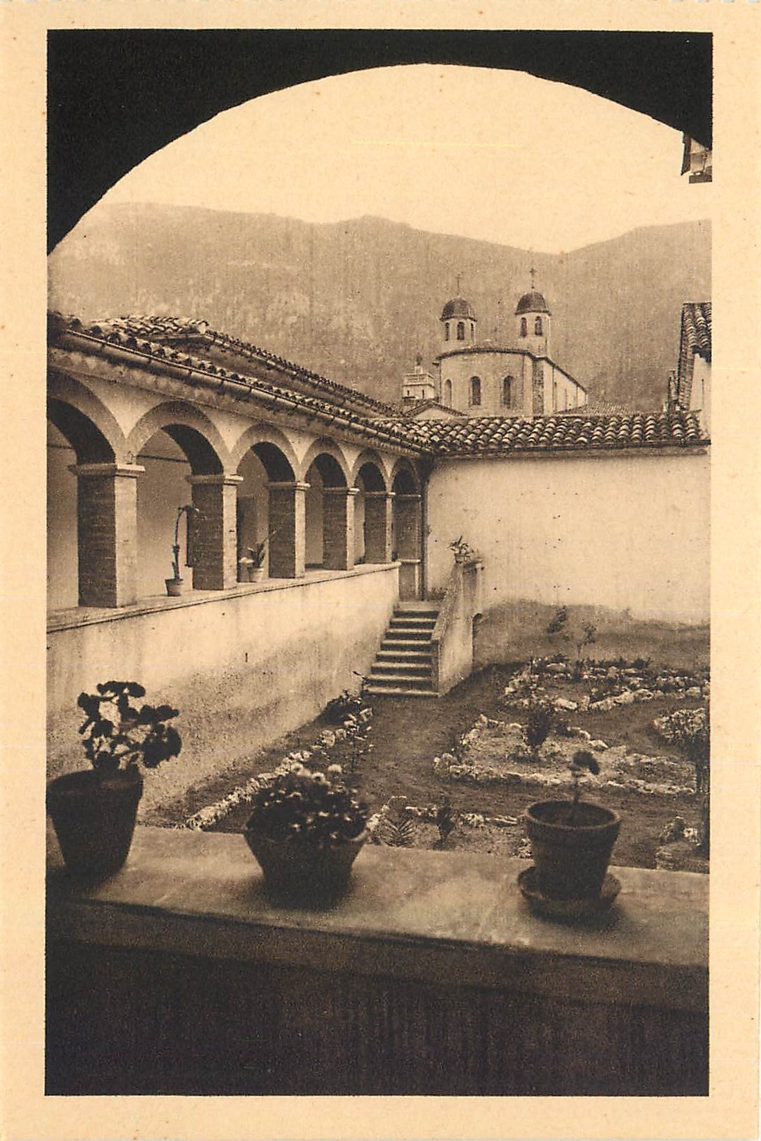 Chartreuse de Montrieux — Jardin et promenoir d'une cellule — M. Audry, Édit. Marseille