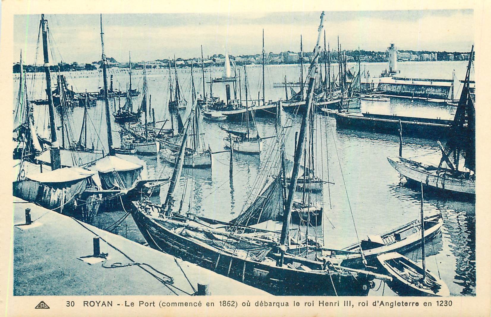 CPA Royan le Port Commence en 1862 ou debarqua le roi Henri d'Angleterre en 1230 Bateaux