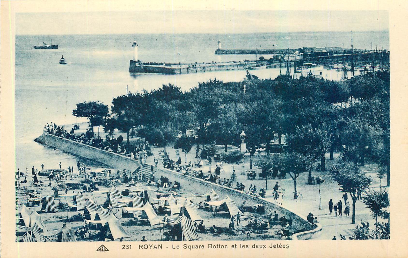CPA Royan le Square Botton et les deux Jetees 