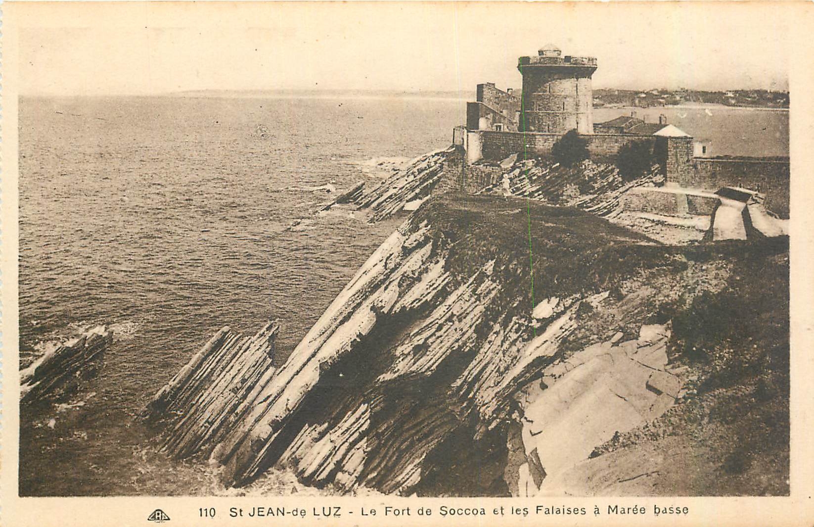 CPA St Jean de Luz le Fort de Soccoa et les Falaises a Maree Basse 
