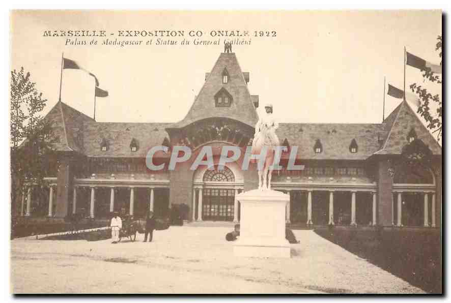 CPA Marseille Exposition Coloniale 1922 Palais de Madagascar et Statue du Generale Gallieni 