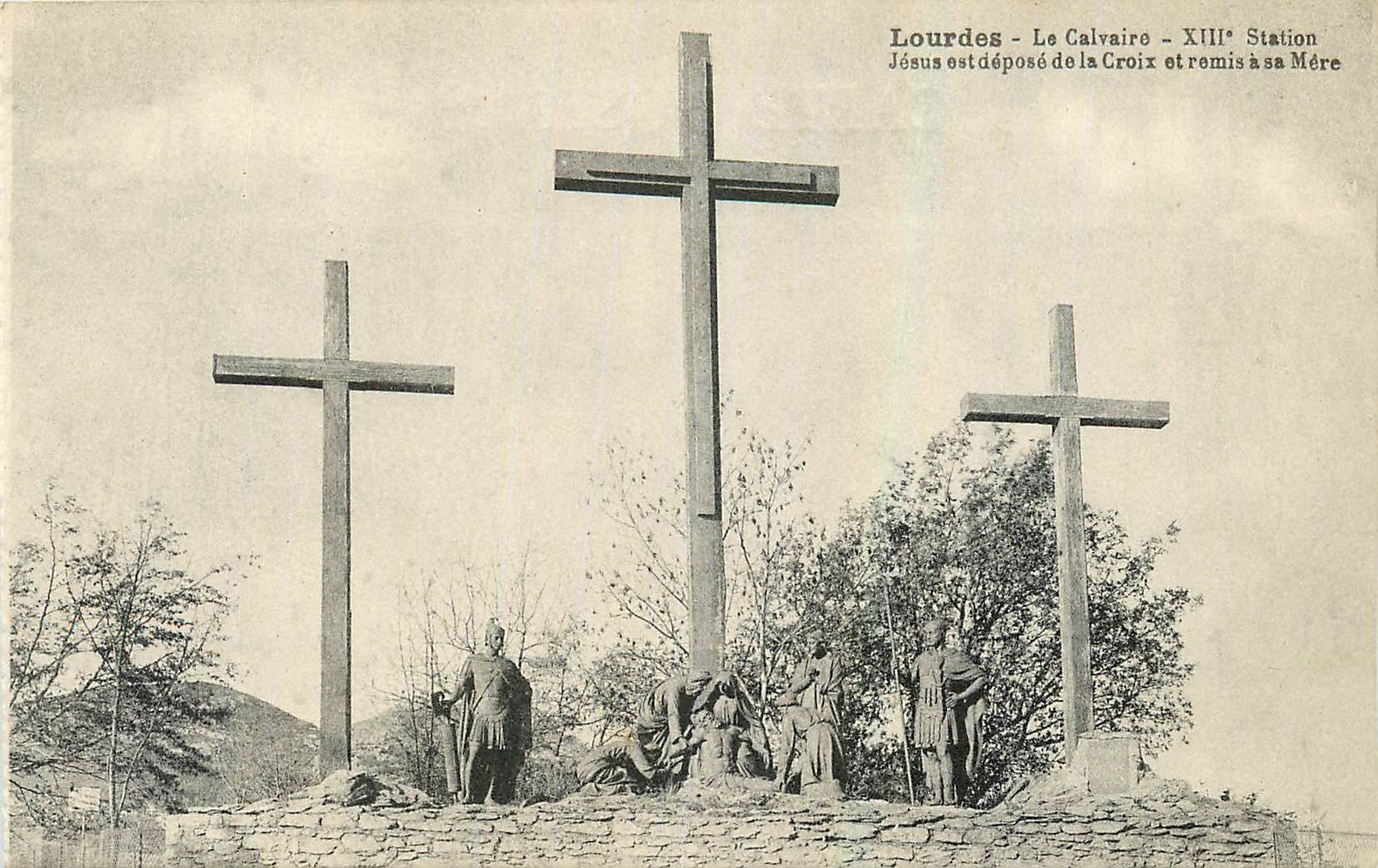 CPA Lourdes Le Calvaire XIII Station Jesus est depose de la Croix et remis a sa Mere 
