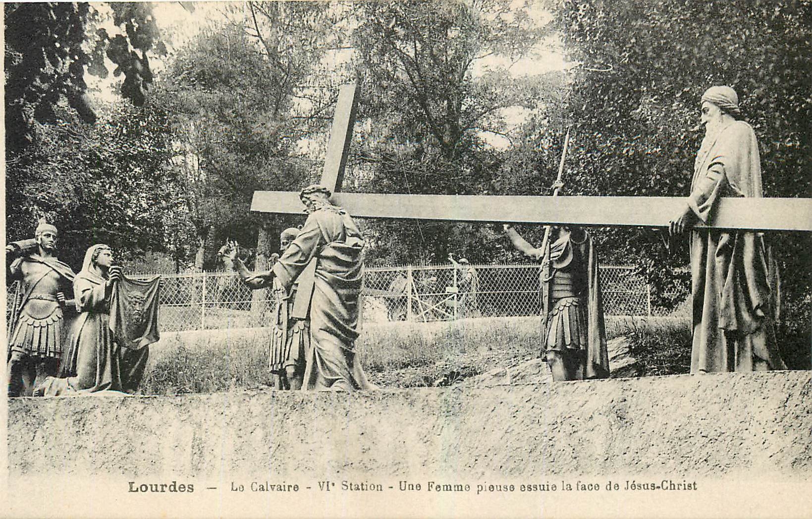 CPA Lourdes Le Calvaire VI Station Une Femme pieuse essuie la face de Jesus Christ 