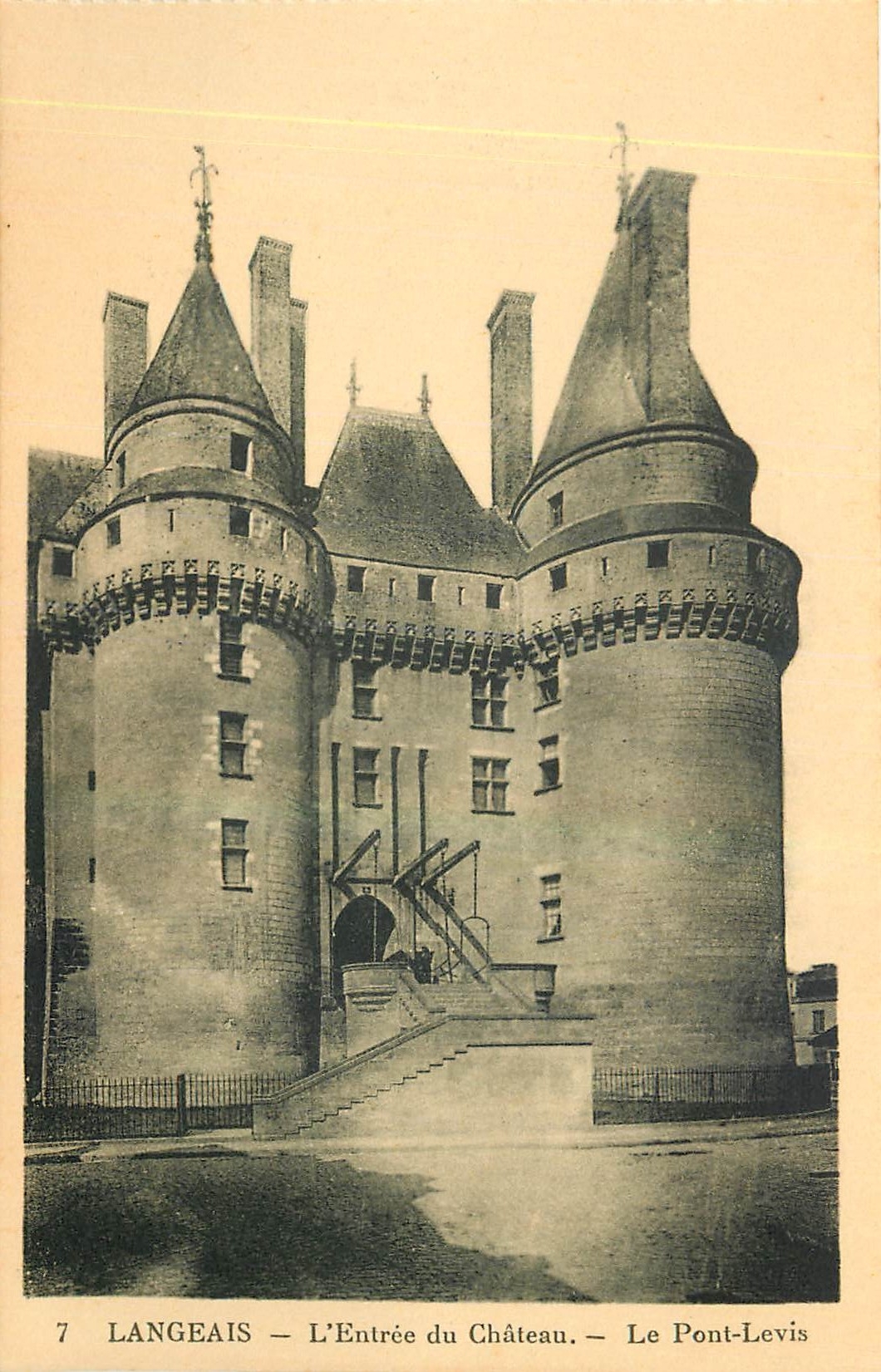 CPA Langeais L'Entree du Chateau Le Pont Levis 