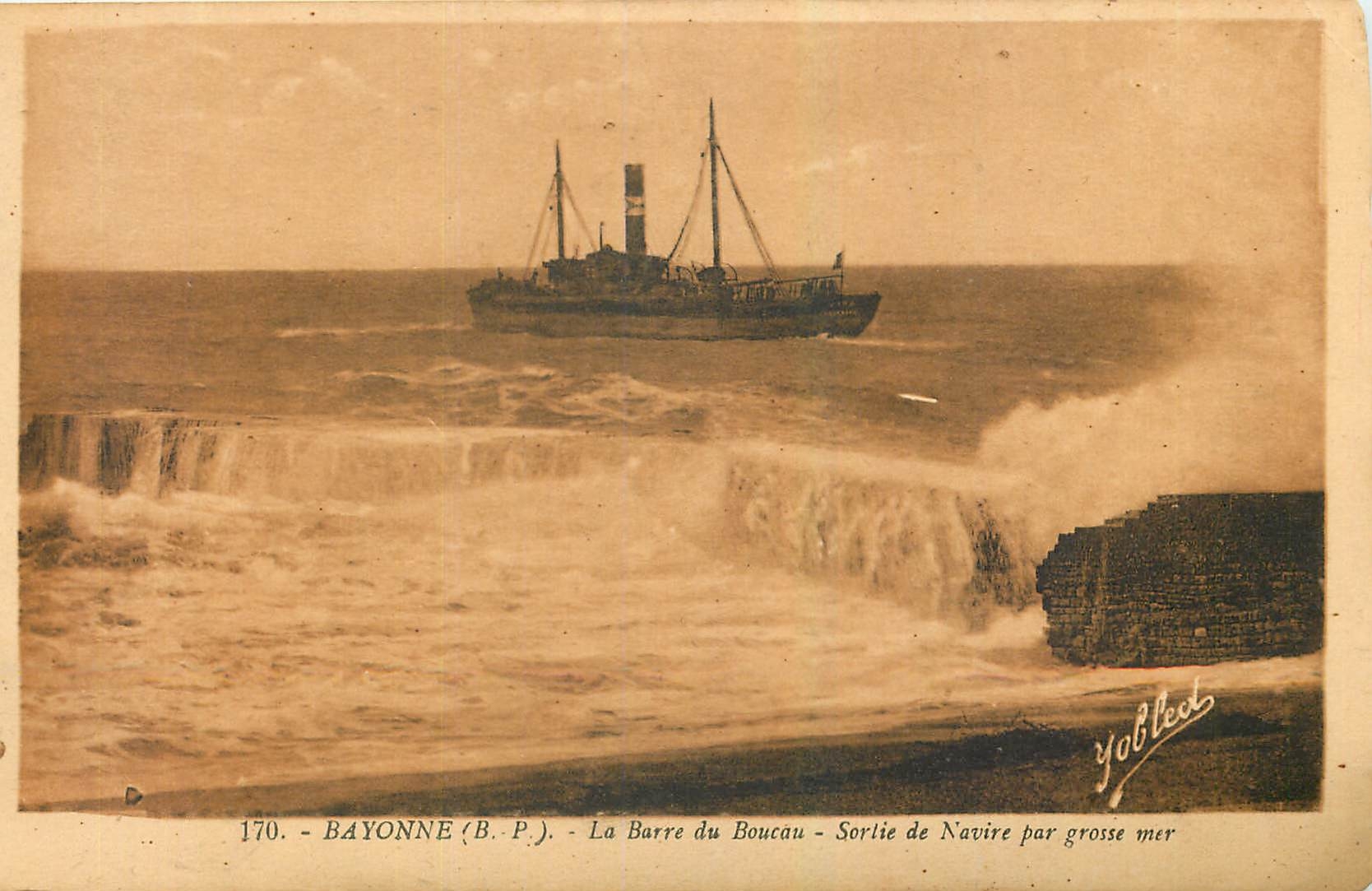 CPA Bayonne B P La Barre du Boucau Sortie de Navire par grosse mer Bateau