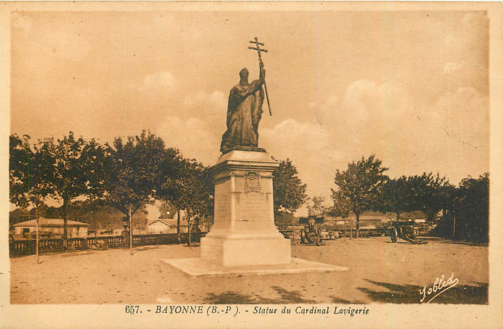 Bayonne — Statue du Cardinal Lavigerie — Yobleds (B.-P.)