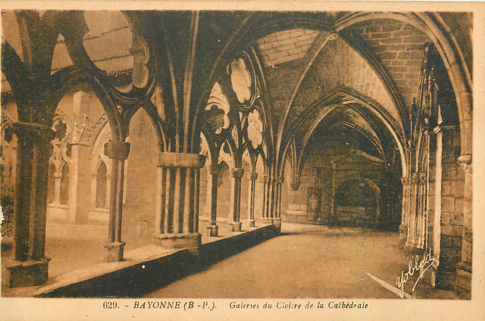 CPA Bayonne B P Galeries du Cloitre de la Cathedrale 